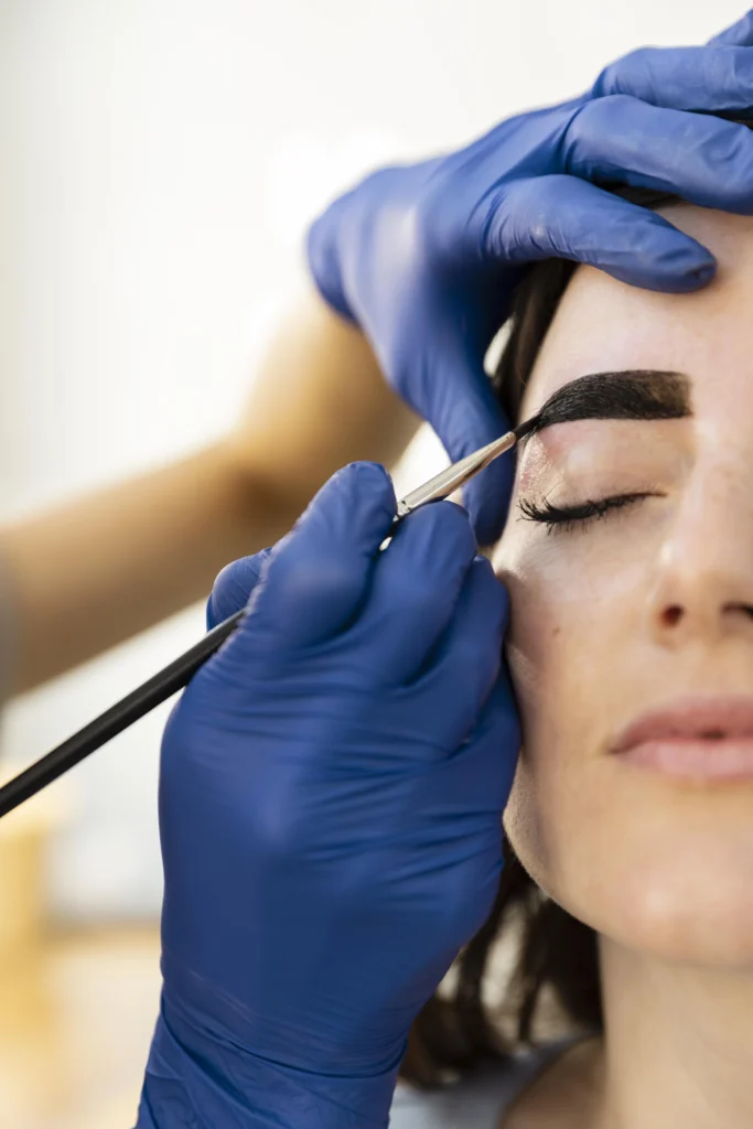 diseño de cejas con henna sevilla